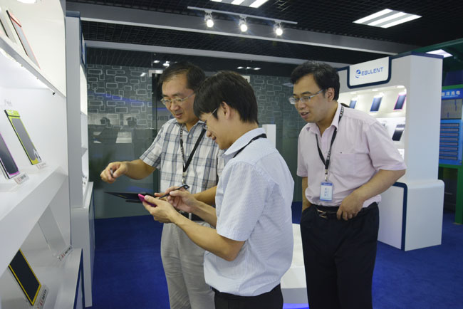 参观溢洋企业文化展厅最后,中国聋人协会副主席范宜涛对溢洋光电的
